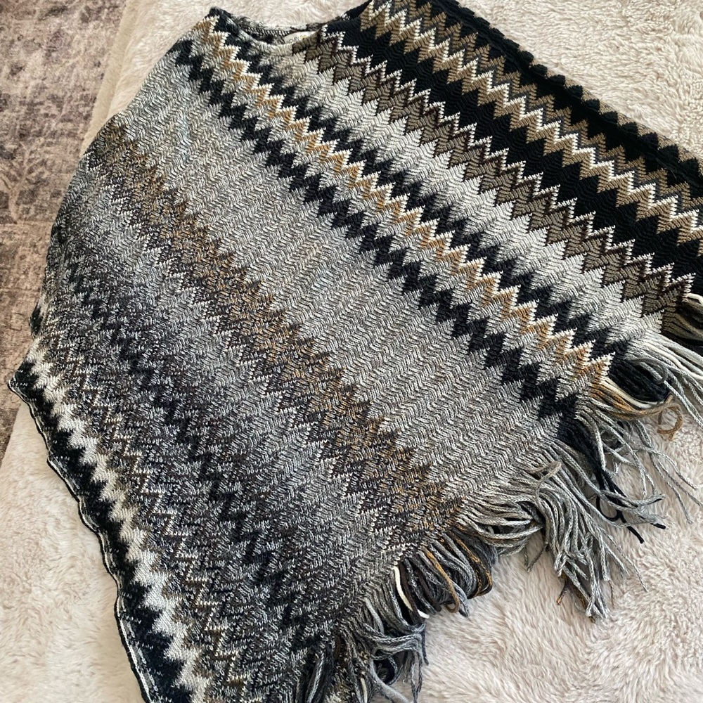 Woven heart S/M poncho - Picture 2 of 5